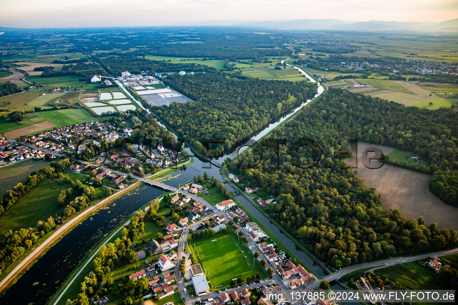 Vue aérienne de Jonction du Canal de Décharge de l'Ill et du Canal du Rhône au Rhin à Erstein dans le département Bas Rhin, France