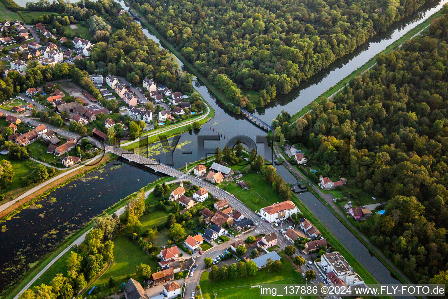 Vue aérienne de Jonction du Canal de Décharge de l'Ill et du Canal du Rhône au Rhin à Erstein dans le département Bas Rhin, France