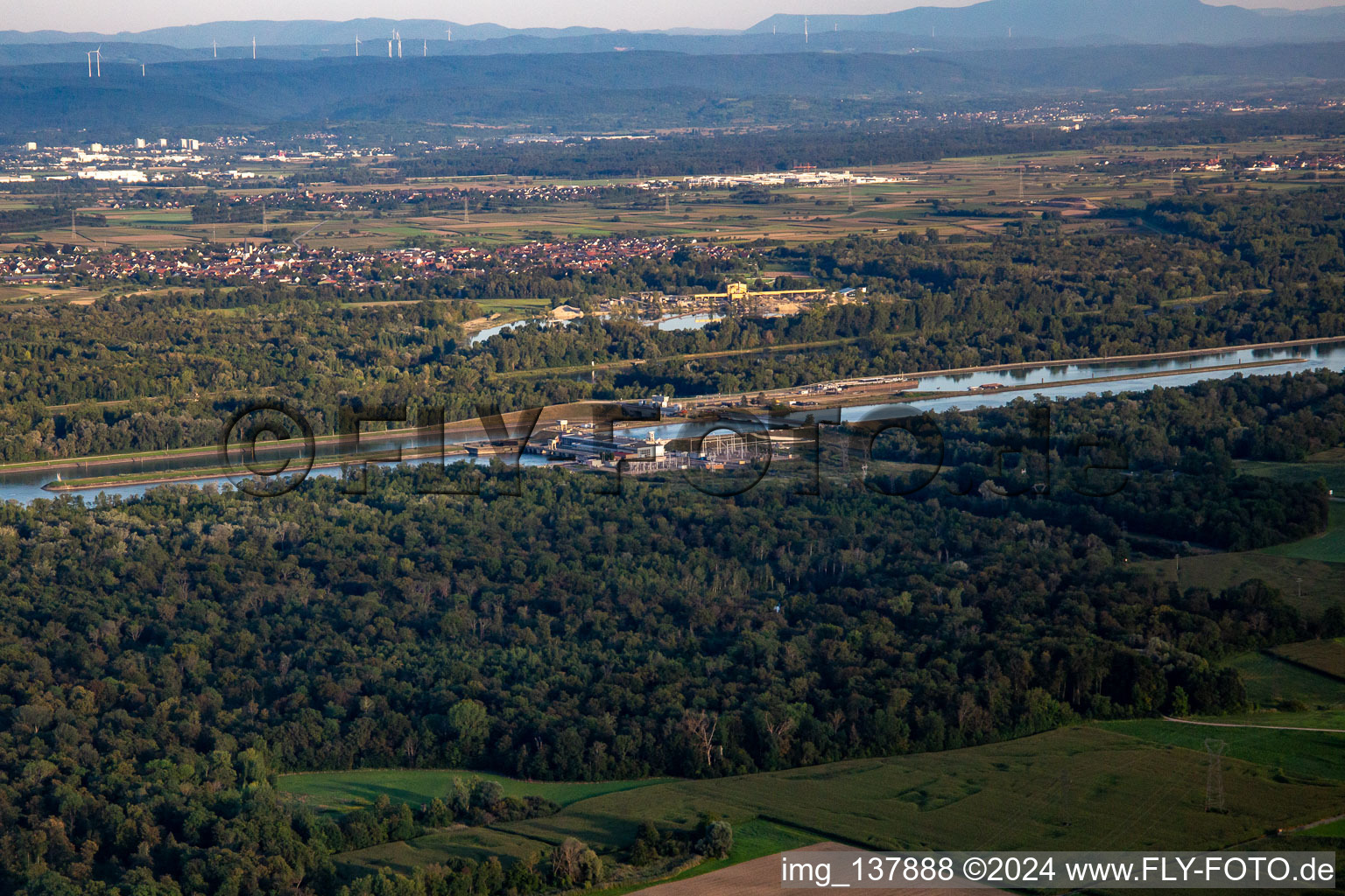 Vue aérienne de Écluses'/Centrale hydroélectrique EDF à l'écluse du Grand Canal D'Alsace EDF de Gerstheim à Gerstheim dans le département Bas Rhin, France