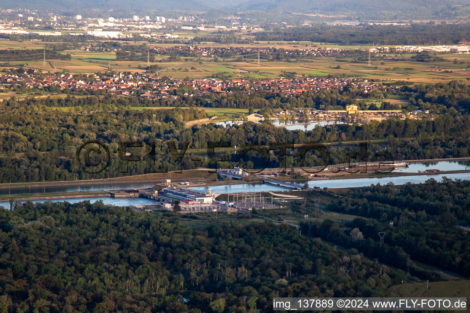 Vue aérienne de Écluses'/Centrale hydroélectrique EDF à l'écluse du Grand Canal D'Alsace EDF de Gerstheim à Gerstheim dans le département Bas Rhin, France