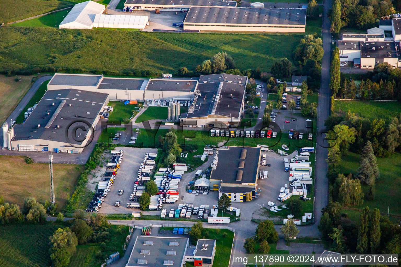 Vue aérienne de Zone industrielle Zone Industriel de Krafft avec Carrossier Industrielle Kapp SA et SARL ARGRU à Erstein dans le département Bas Rhin, France