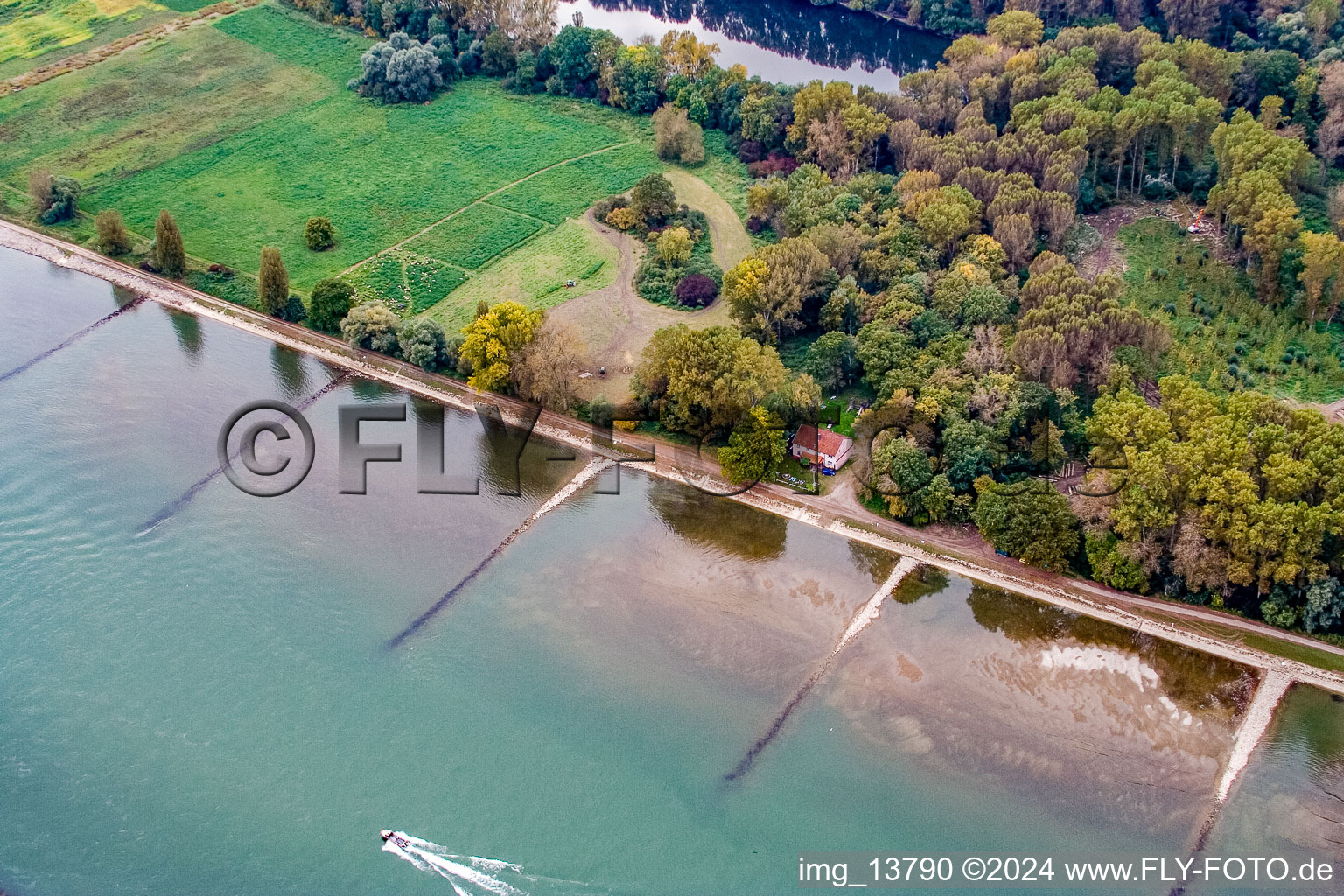 Vue aérienne de Neuburgweier, port douanier à Au am Rhein dans le département Bade-Wurtemberg, Allemagne