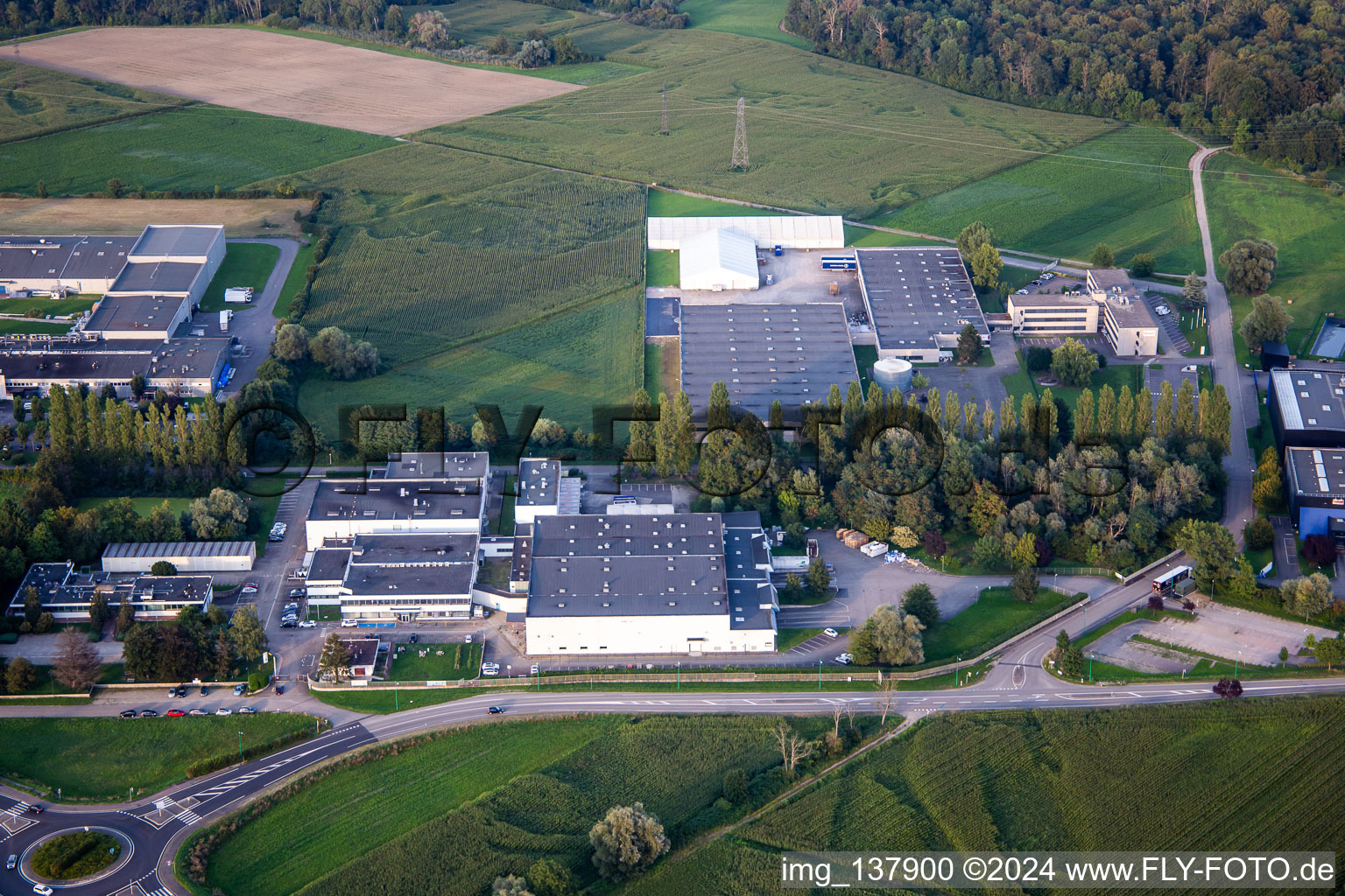 Vue aérienne de Würth Industrie et SYNERLAB - Laboratoires BTT à Erstein dans le département Bas Rhin, France