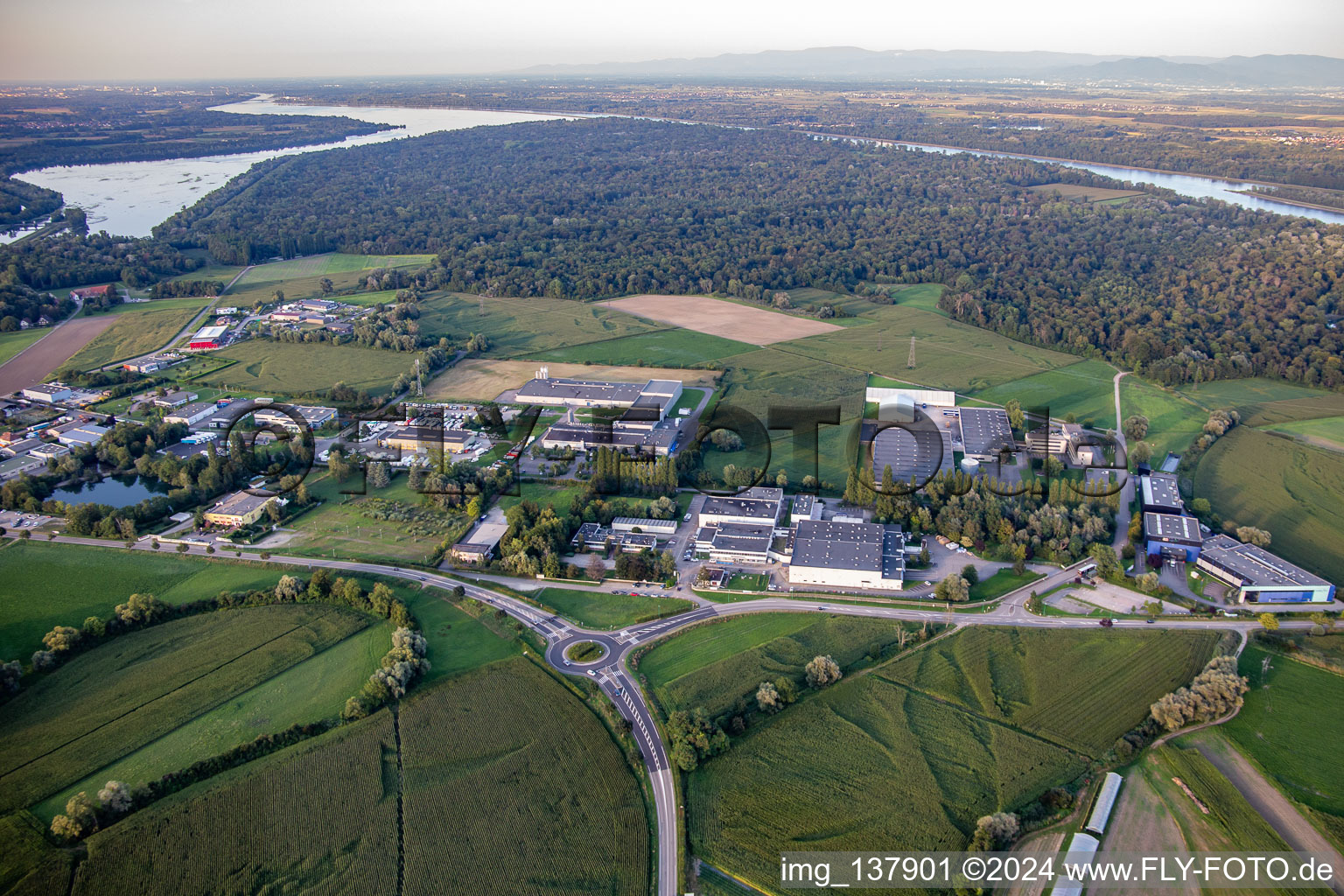 Vue aérienne de Zone industrielle Zone Industriel de Krafft du sud-ouest à Erstein dans le département Bas Rhin, France