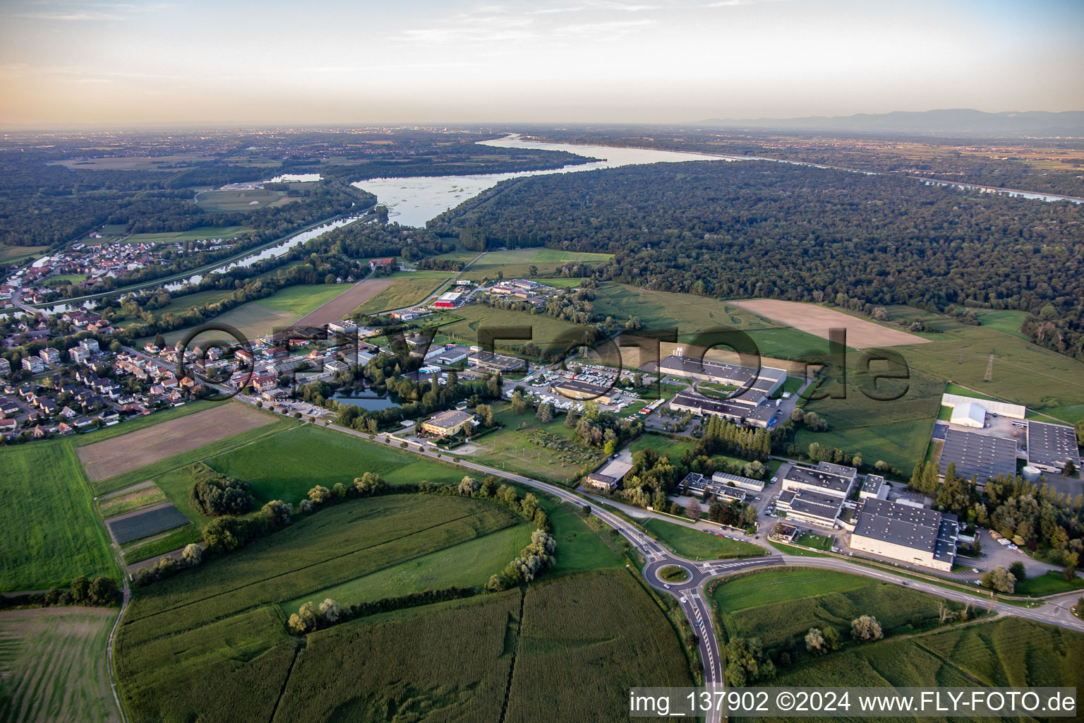 Vue aérienne de Zone industrielle Zone Industriel de Krafft du sud-ouest à Erstein dans le département Bas Rhin, France