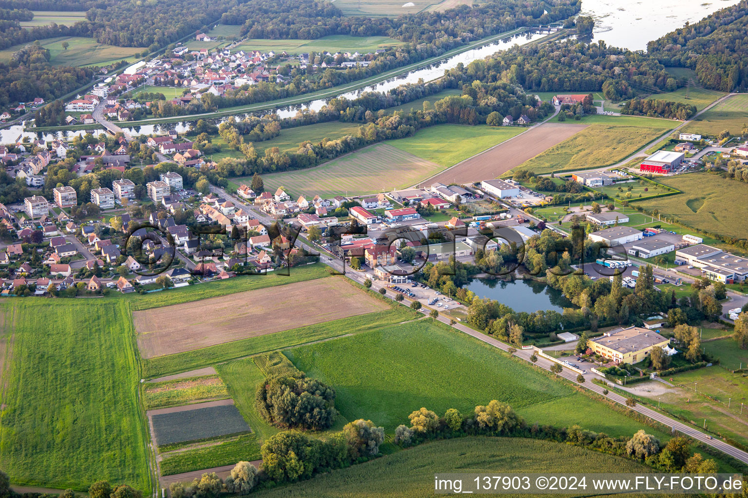 Vue aérienne de Erstein dans le département Bas Rhin, France