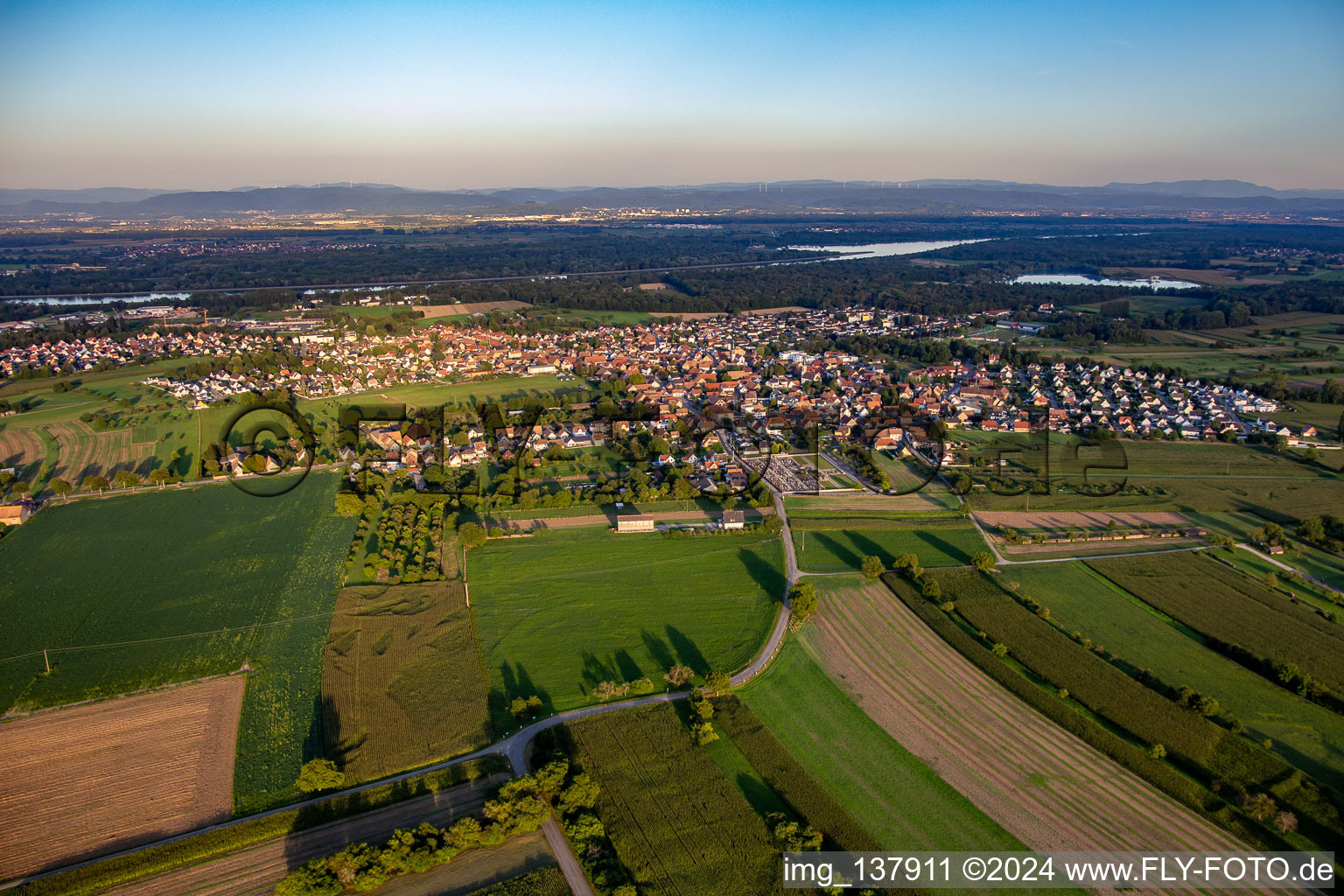 Vue aérienne de De l'ouest à Gerstheim dans le département Bas Rhin, France