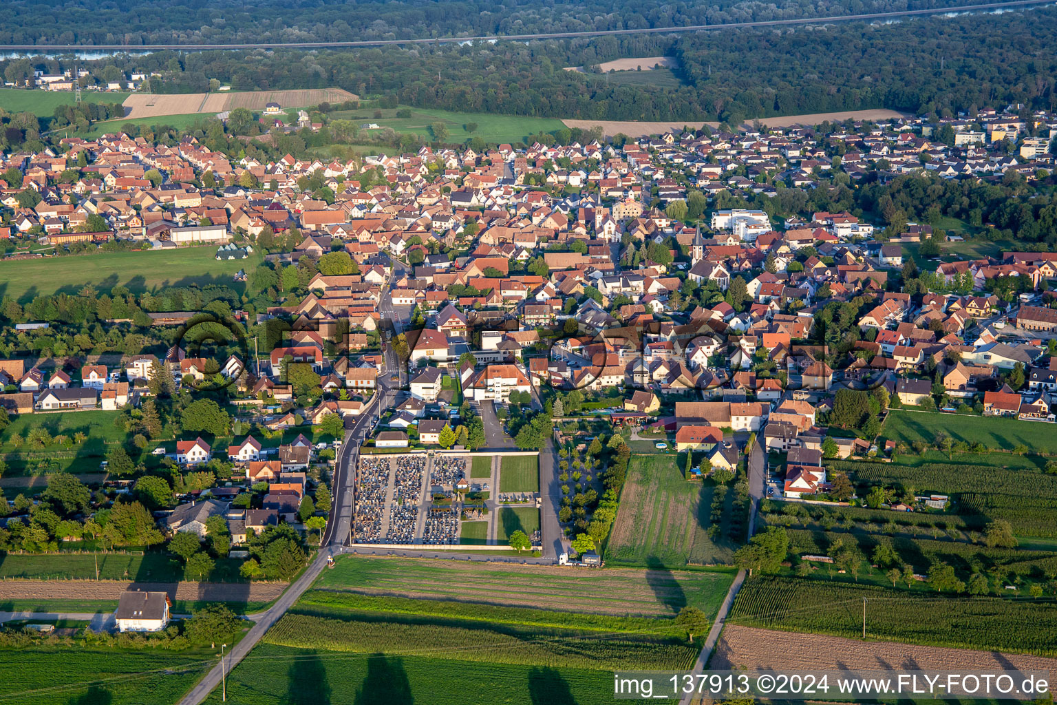 Vue aérienne de Cimetière De Gerstheim à Gerstheim dans le département Bas Rhin, France