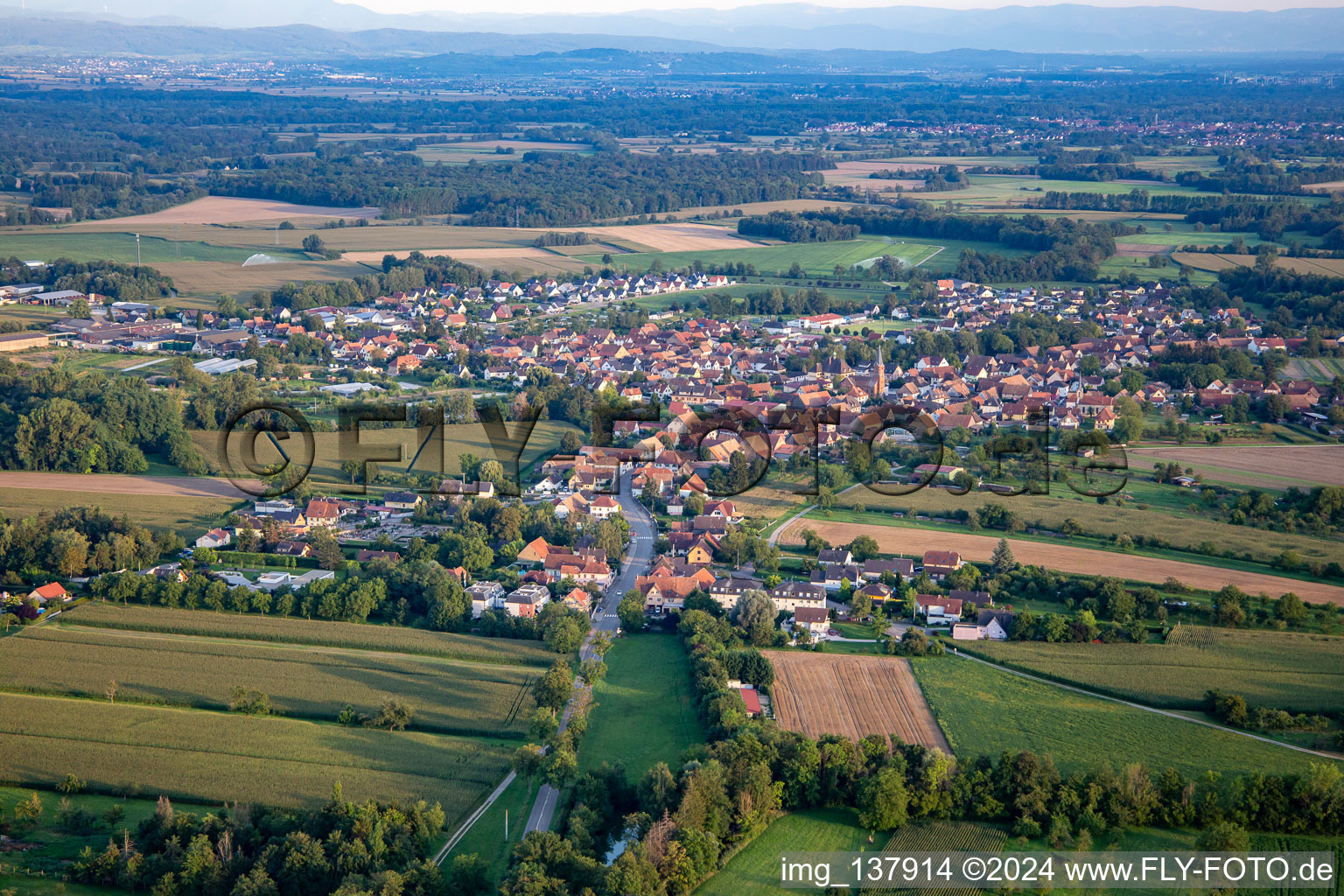 Vue aérienne de Du nord à Obenheim dans le département Bas Rhin, France