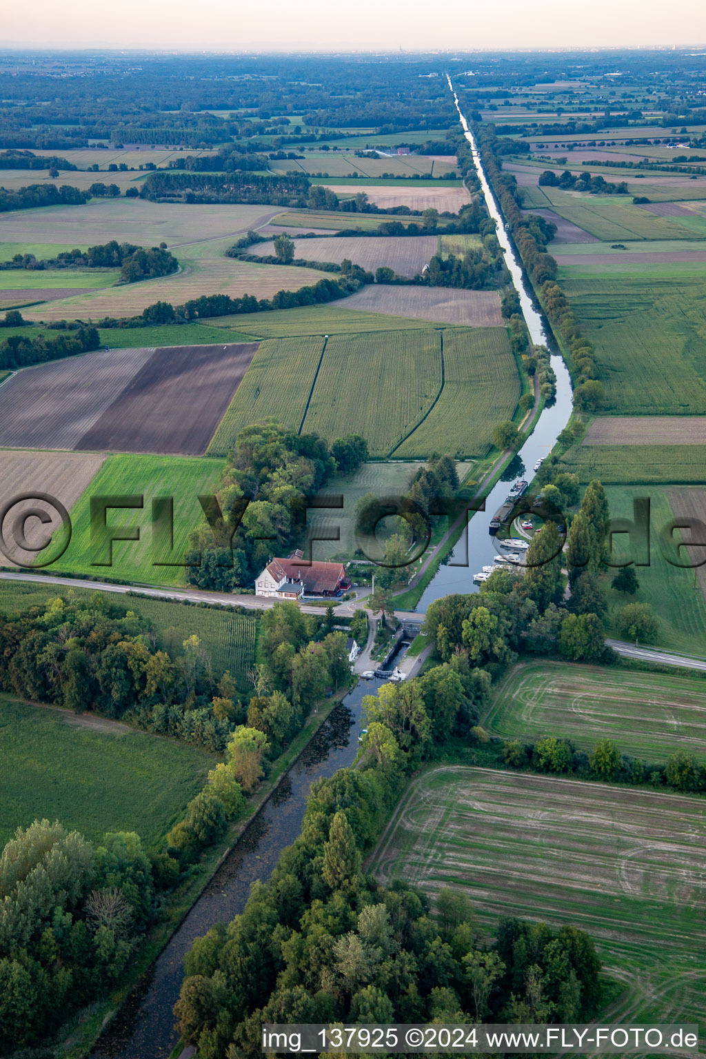 Vue aérienne de Écluse n°76 de Boofzheim, écluse sur le Canal du Rhône au Rhin à Boofzheim dans le département Bas Rhin, France