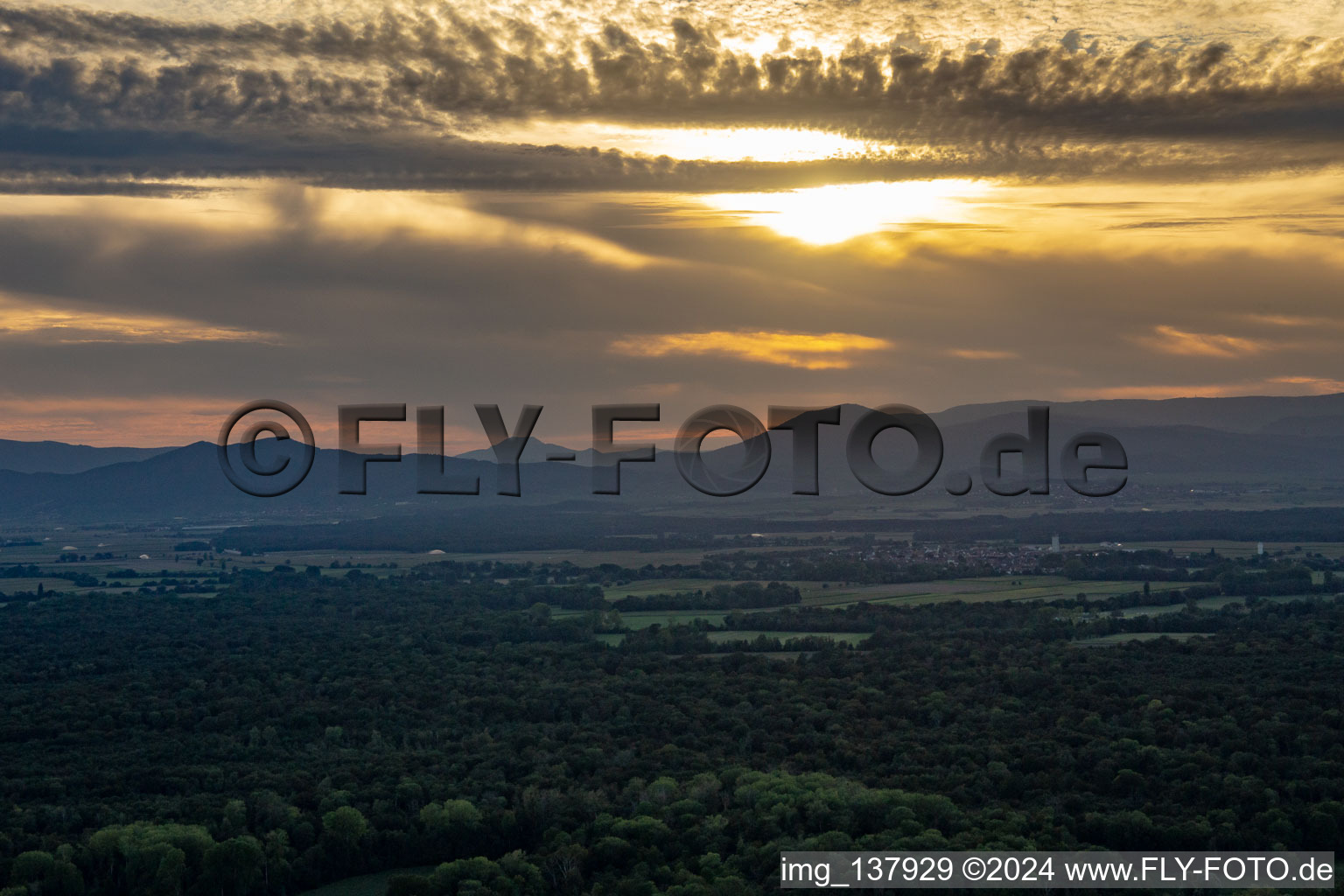 Vue aérienne de Coucher de soleil sur les Vosges à Sermersheim dans le département Bas Rhin, France