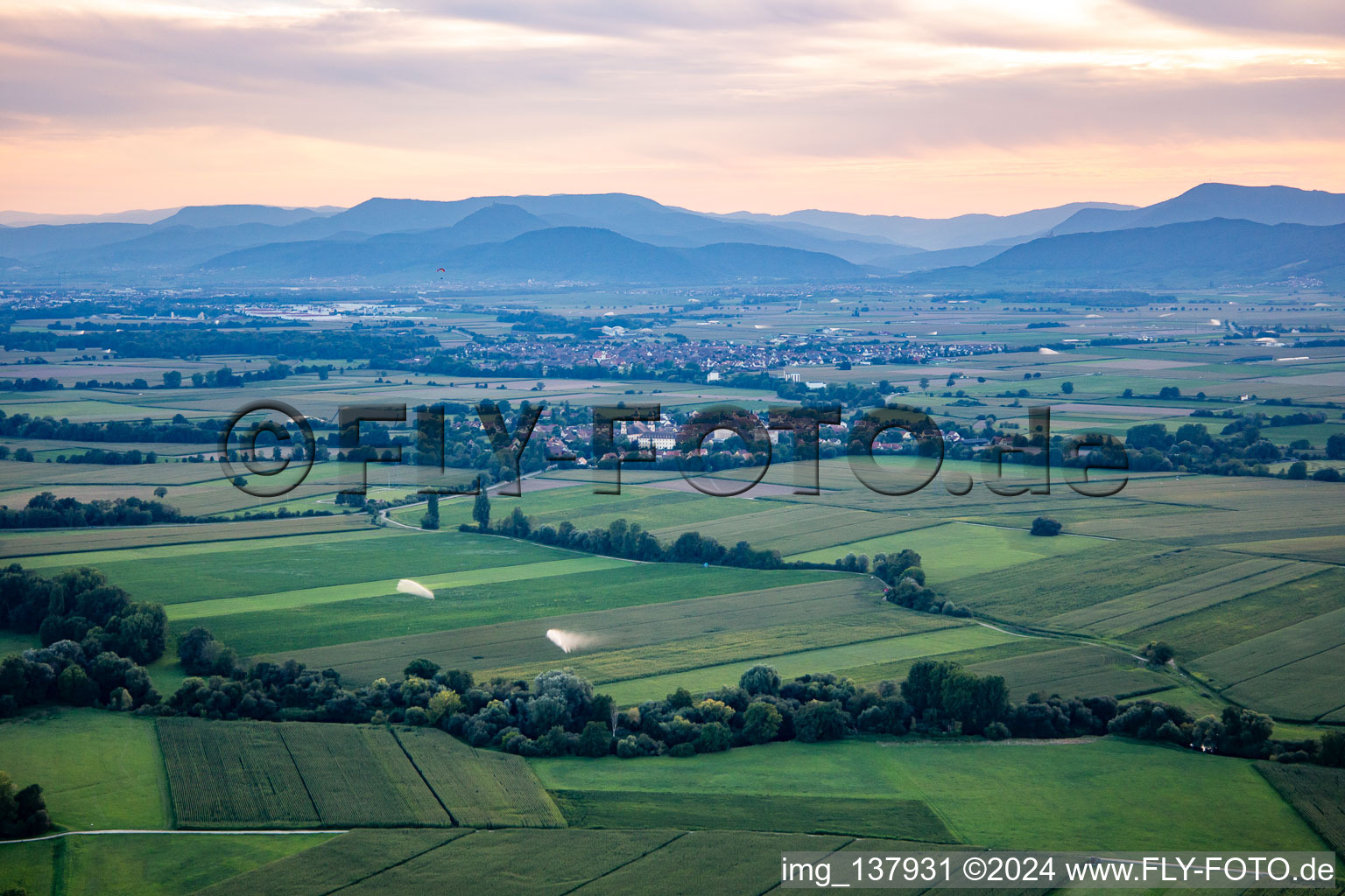 Vue aérienne de Du nord-est à Ebersmunster dans le département Bas Rhin, France