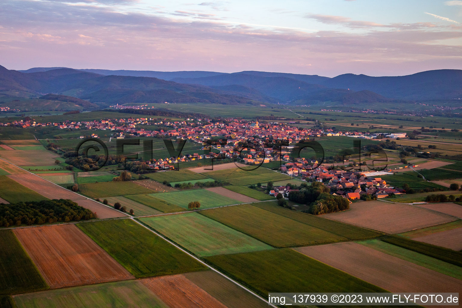 Vue aérienne de Le matin du sud-est à Epfig dans le département Bas Rhin, France