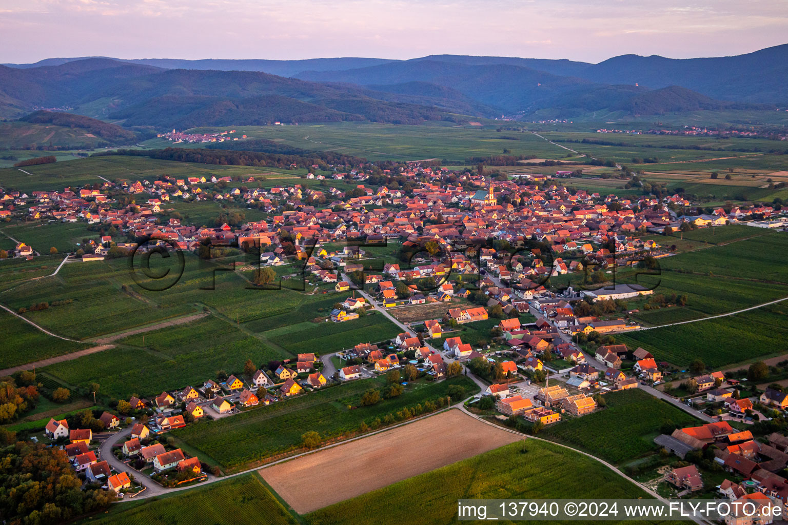 Vue aérienne de Le matin du sud-est à Epfig dans le département Bas Rhin, France