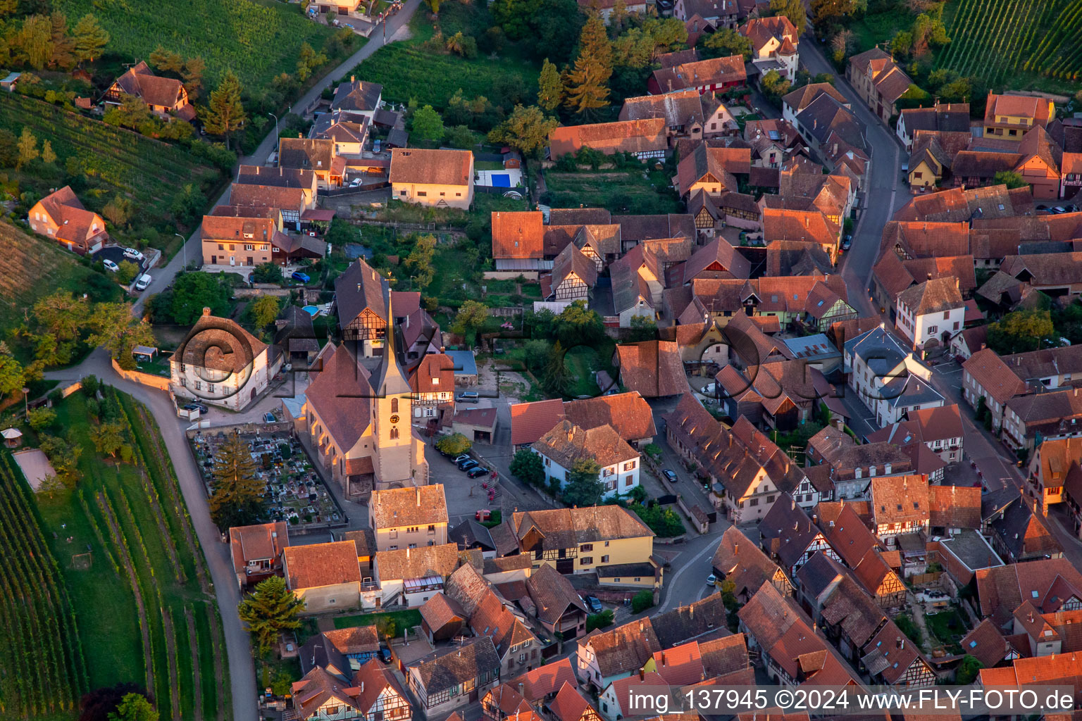 Vue aérienne de Église des Saints-Innocents de Blienschwiller à Blienschwiller dans le département Bas Rhin, France