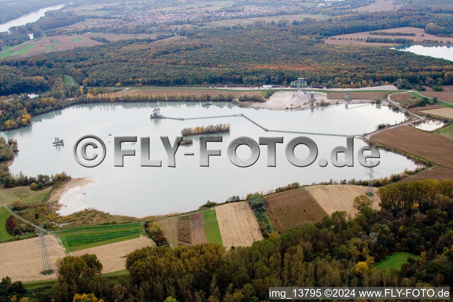 Vue aérienne de Lac de carrière de gravier à Hagenbach dans le département Rhénanie-Palatinat, Allemagne