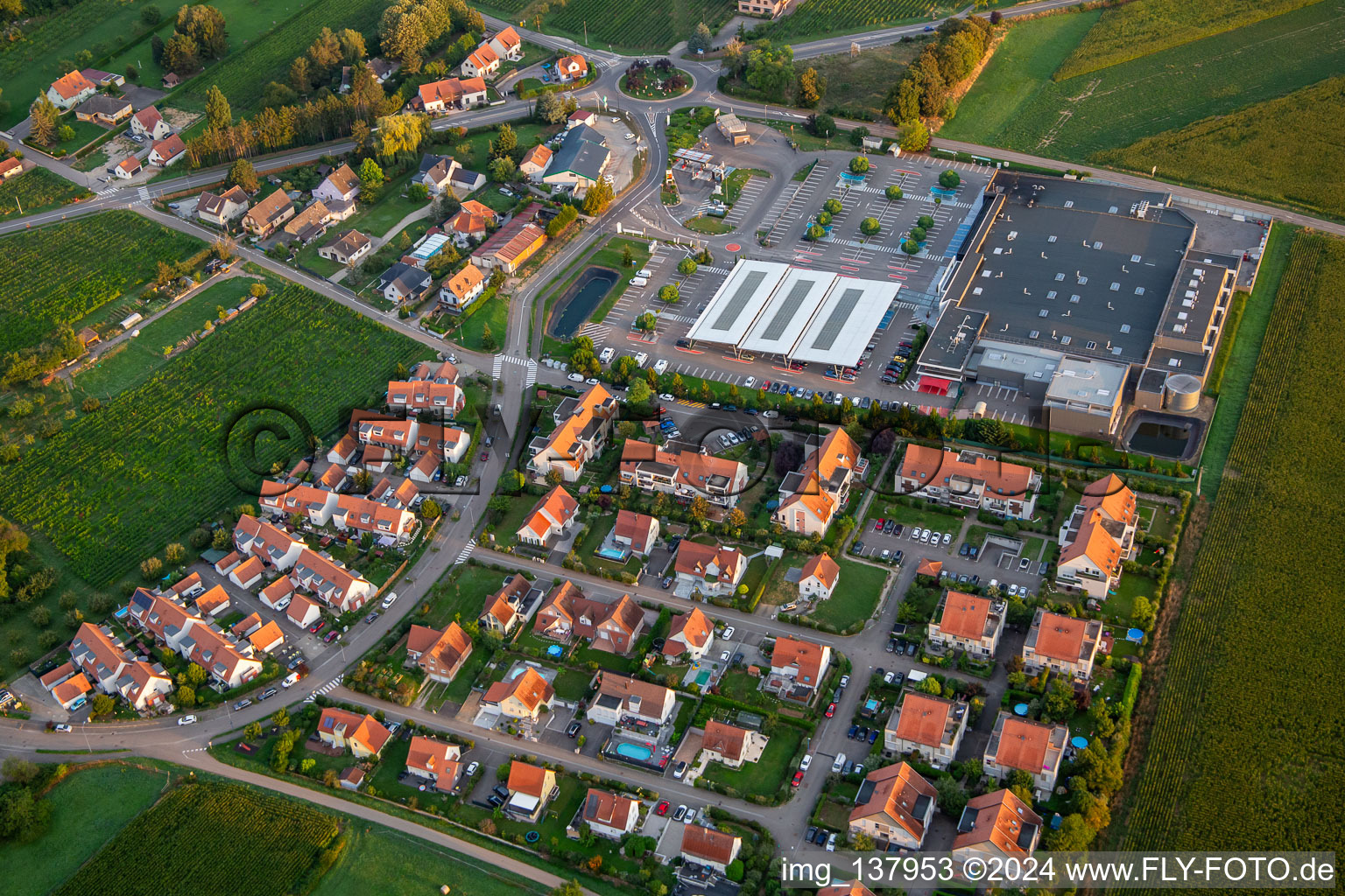 Vue aérienne de Super U à Gertwiller dans le département Bas Rhin, France