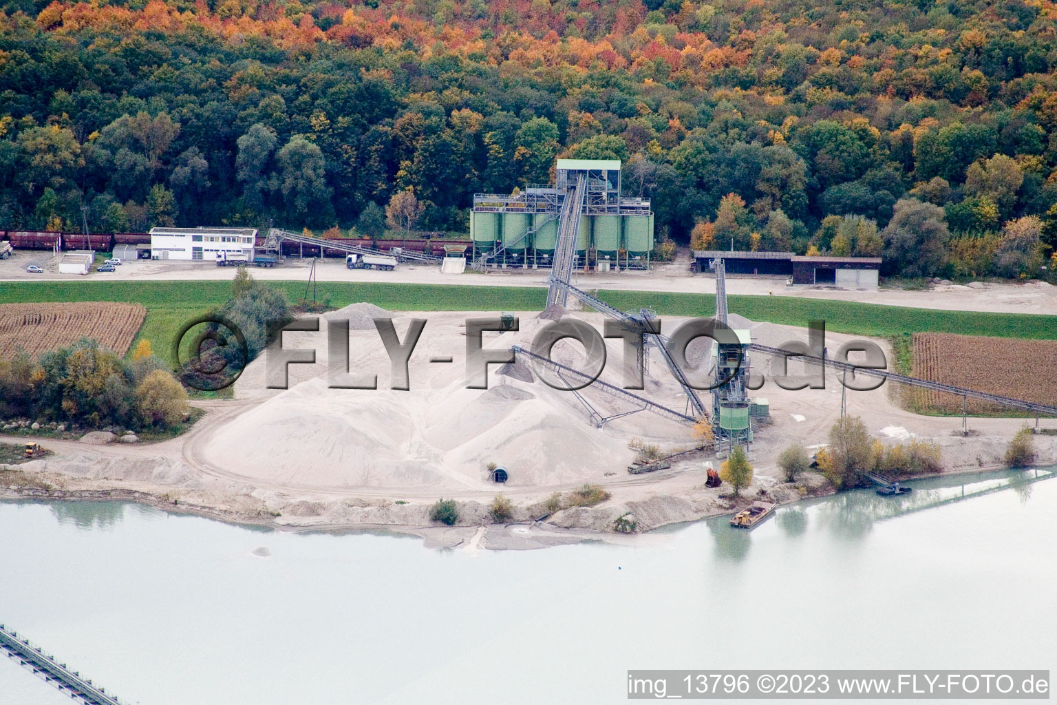 Vue aérienne de Lac de carrière de gravier à Hagenbach dans le département Rhénanie-Palatinat, Allemagne