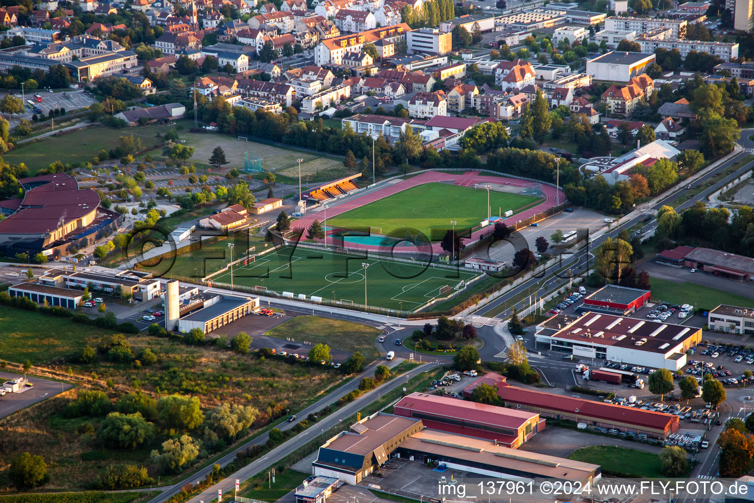 Vue aérienne de Terrain de football synthétique à Obernai dans le département Bas Rhin, France