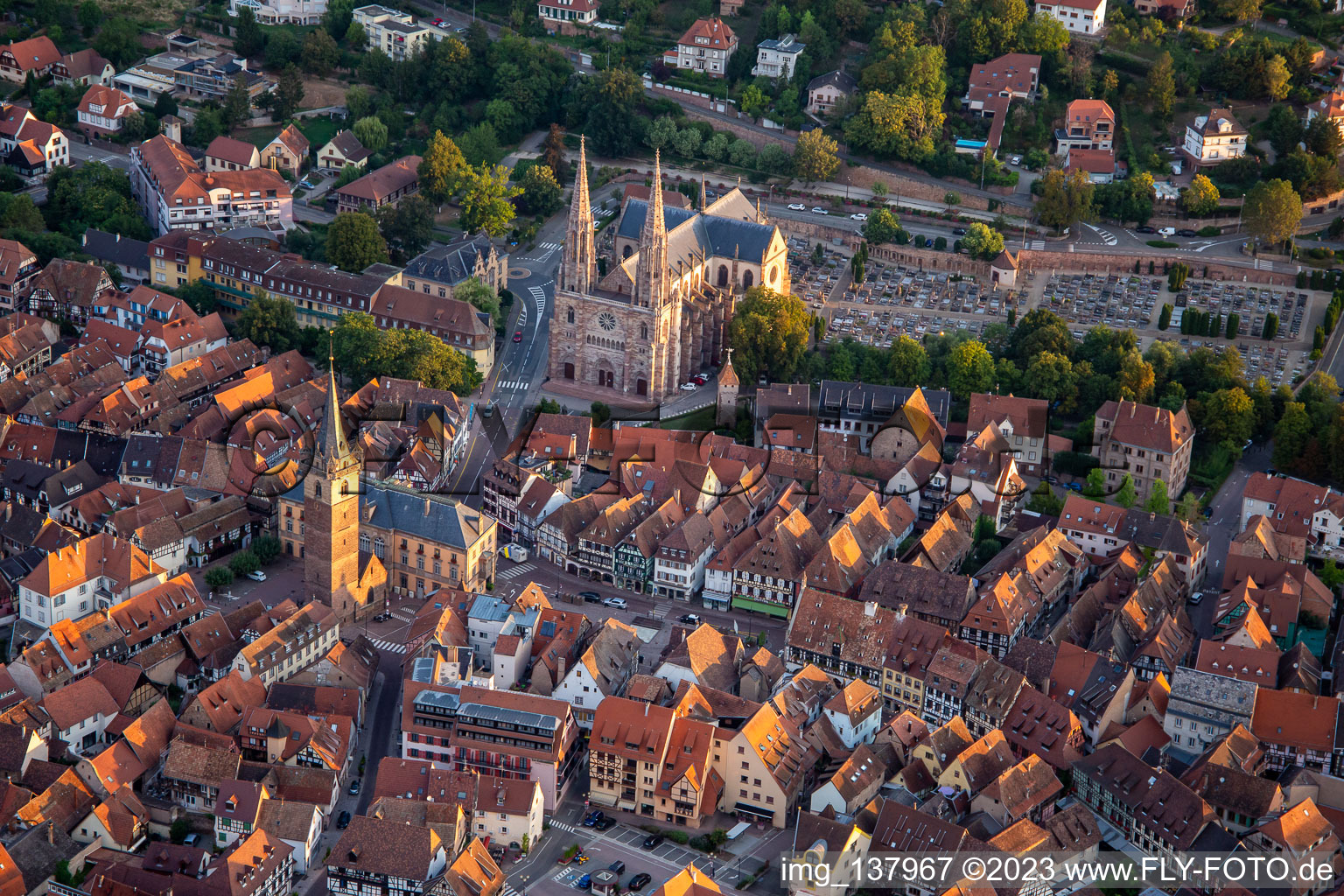 Vue aérienne de Église Saints-Pierre-et-Paul à Obernai dans le département Bas Rhin, France
