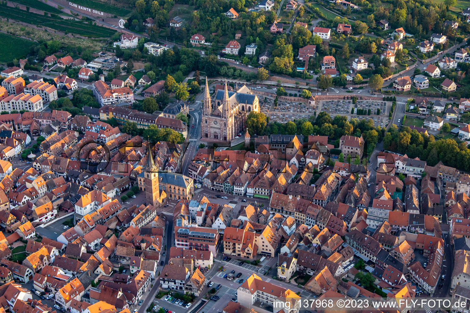 Vue aérienne de Église Saints-Pierre-et-Paul à Obernai dans le département Bas Rhin, France