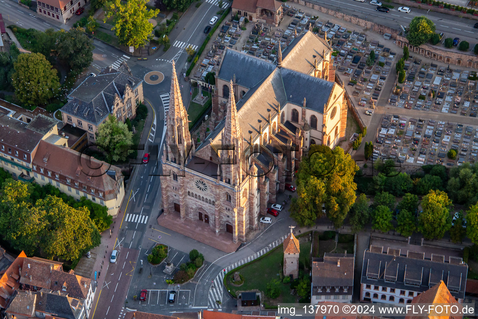 Photographie aérienne de Église Saints-Pierre-et-Paul à Obernai dans le département Bas Rhin, France