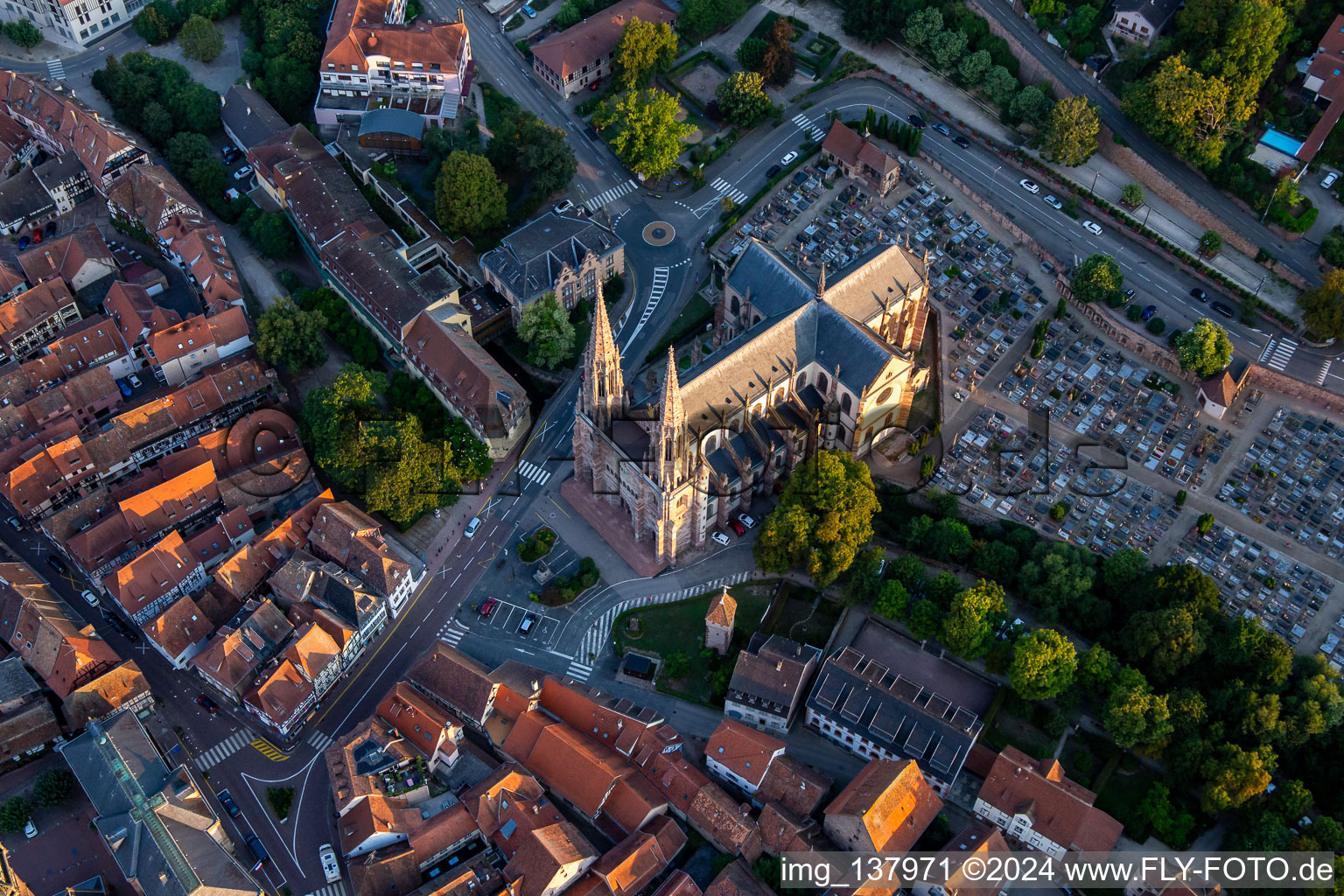 Vue oblique de Église Saints-Pierre-et-Paul à Obernai dans le département Bas Rhin, France