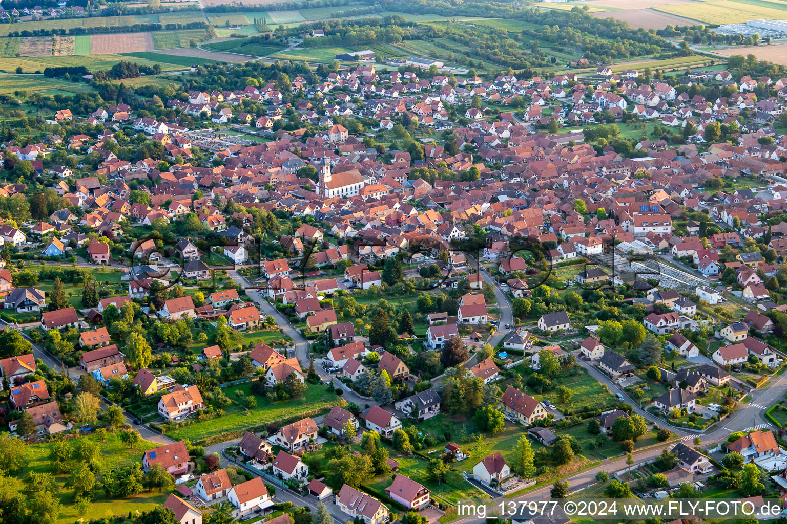 Vue aérienne de Du sud-ouest à Bischoffsheim dans le département Bas Rhin, France