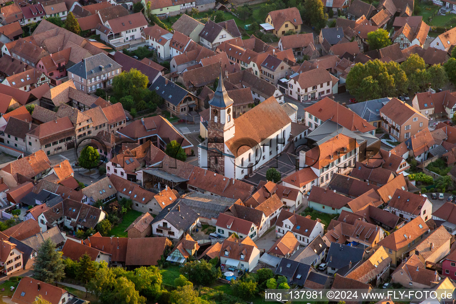 Vue aérienne de Église Bischoffsheim à Bischoffsheim dans le département Bas Rhin, France