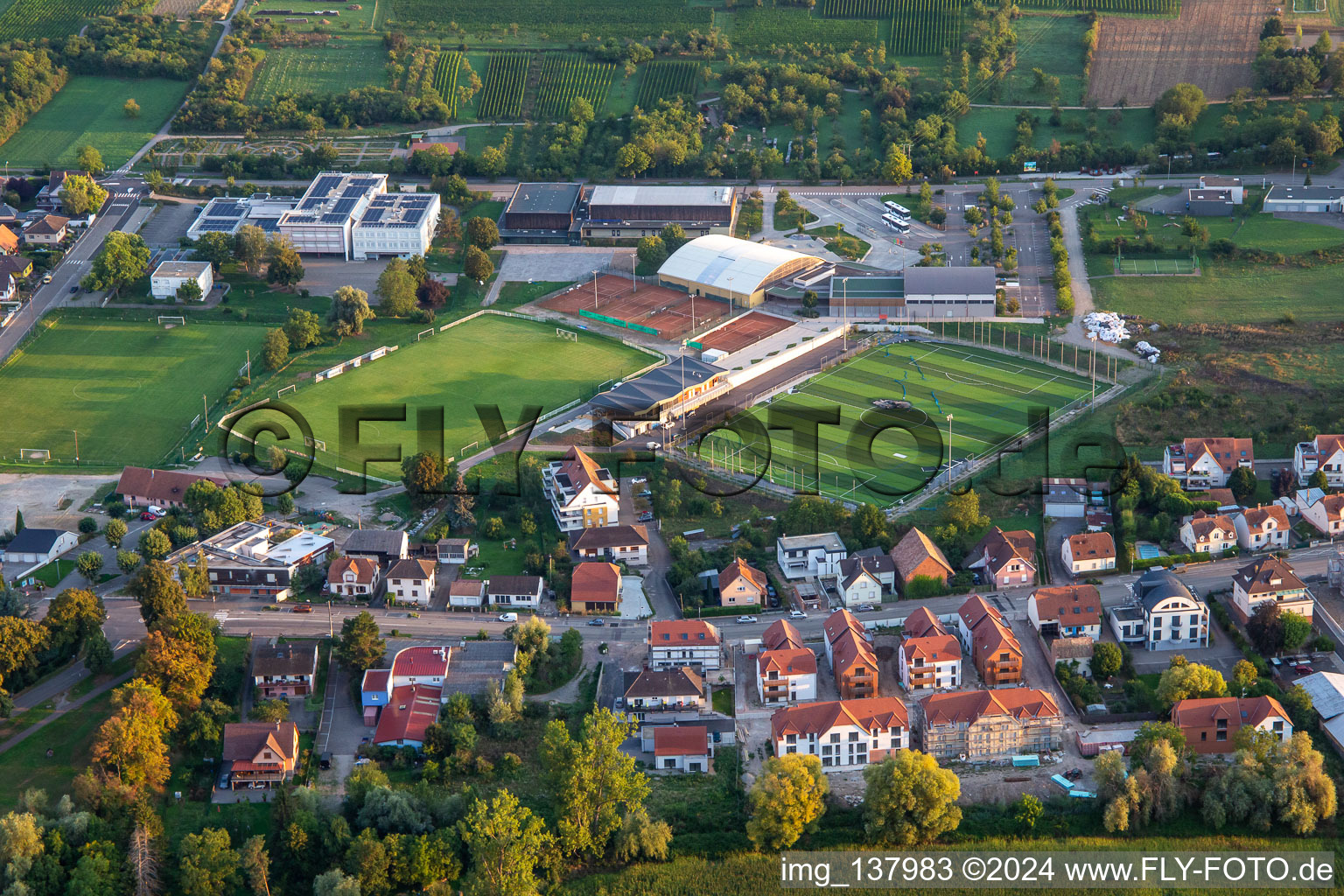 Vue aérienne de FC Rosheim au Complexe Sportif du Neuland au Collège Herrade de Landsberg à Rosheim dans le département Bas Rhin, France