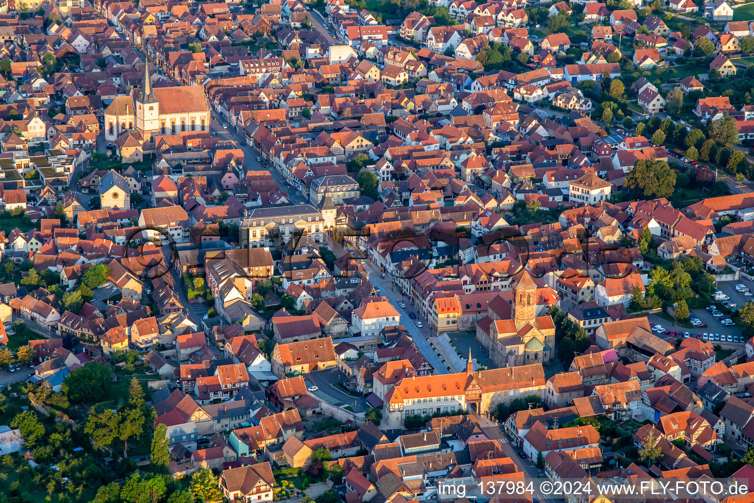 Vue aérienne de Rue du Gén de Gaulle avec Porte basse ou Porte de la Vierge, Tour de l'Ecole, Tour de l'Horloge ou Zittgloeckel et Eglise catholique Saint-Etienne à Rosheim dans le département Bas Rhin, France