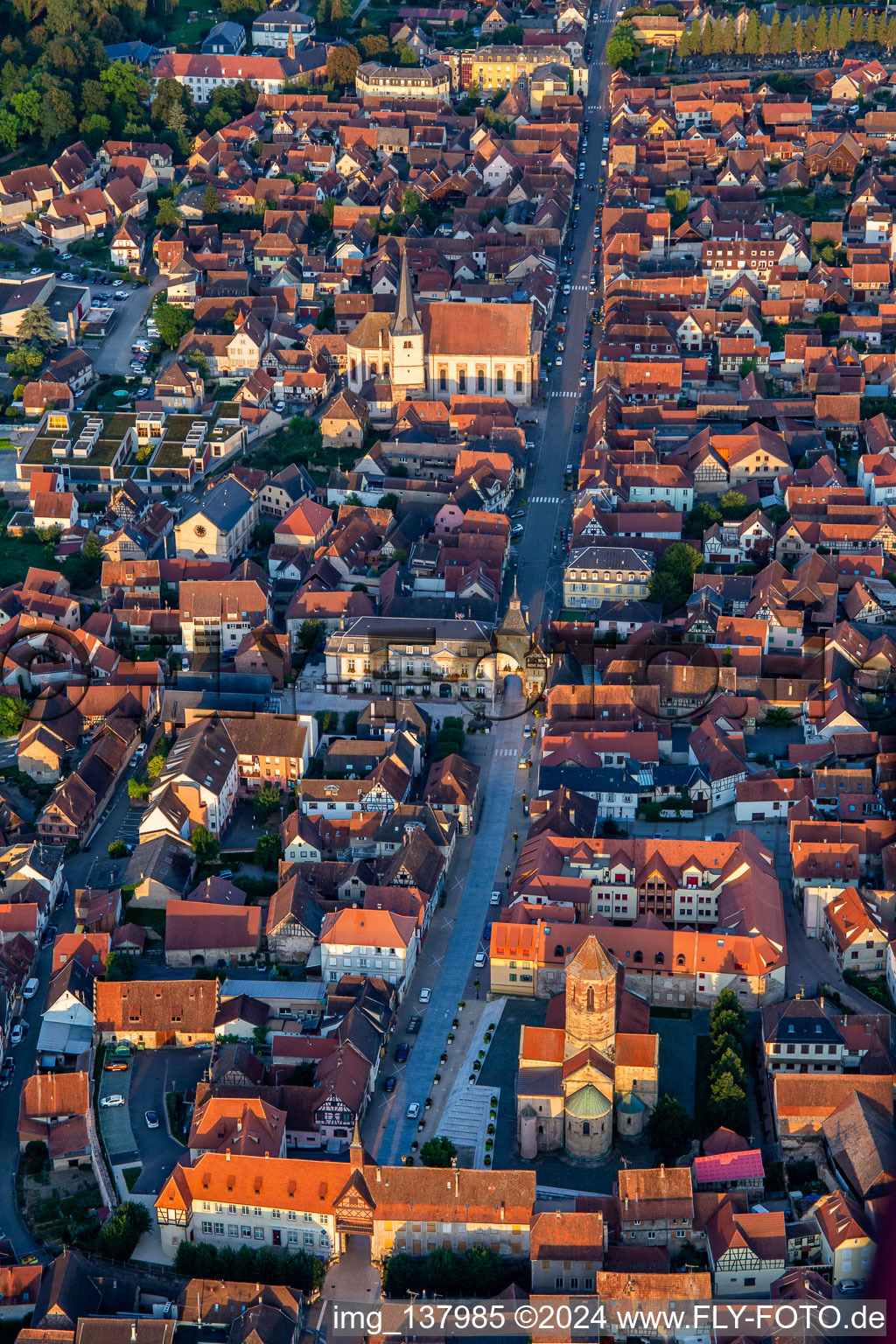 Vue aérienne de Rue du Gén de Gaulle avec Porte basse ou Porte de la Vierge, Tour de l'Ecole, Tour de l'Horloge ou Zittgloeckel et Eglise catholique Saint-Etienne à Rosheim dans le département Bas Rhin, France