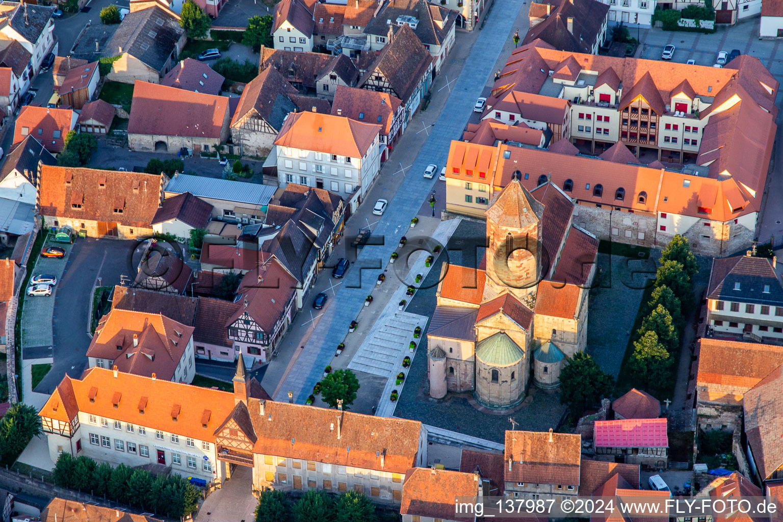 Vue aérienne de Tour de l'École et Église Saints-Pierre-et-Paul à Rosheim dans le département Bas Rhin, France