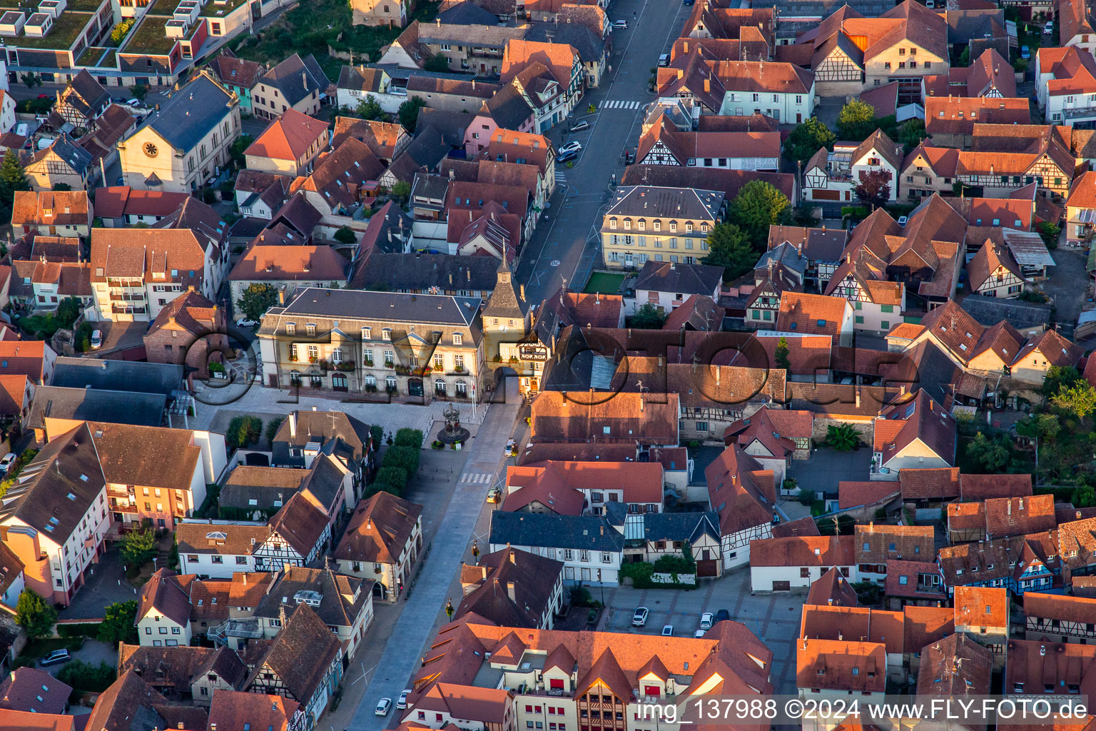 Vue aérienne de Mairie de Rosheim et Tour de l'Horloge ou Zittgloeckel à Rosheim dans le département Bas Rhin, France