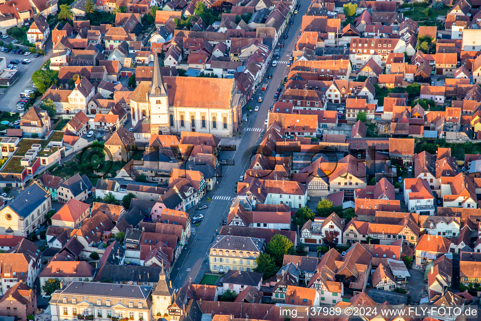 Vue aérienne de Rue du Gén de Gaulle avec l'Eglise catholique Saint-Etienne à Rosheim dans le département Bas Rhin, France