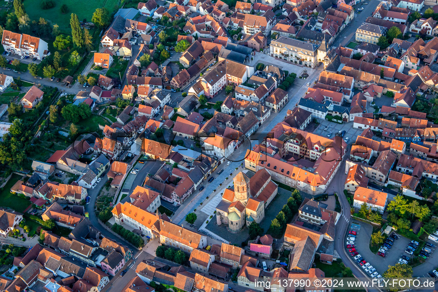 Vue aérienne de Rue du Gén de Gaulle avec Porte basse ou Porte de la Vierge, Tour de l'Ecole, Tour de l'Horloge ou Zittgloeckel à Rosheim dans le département Bas Rhin, France