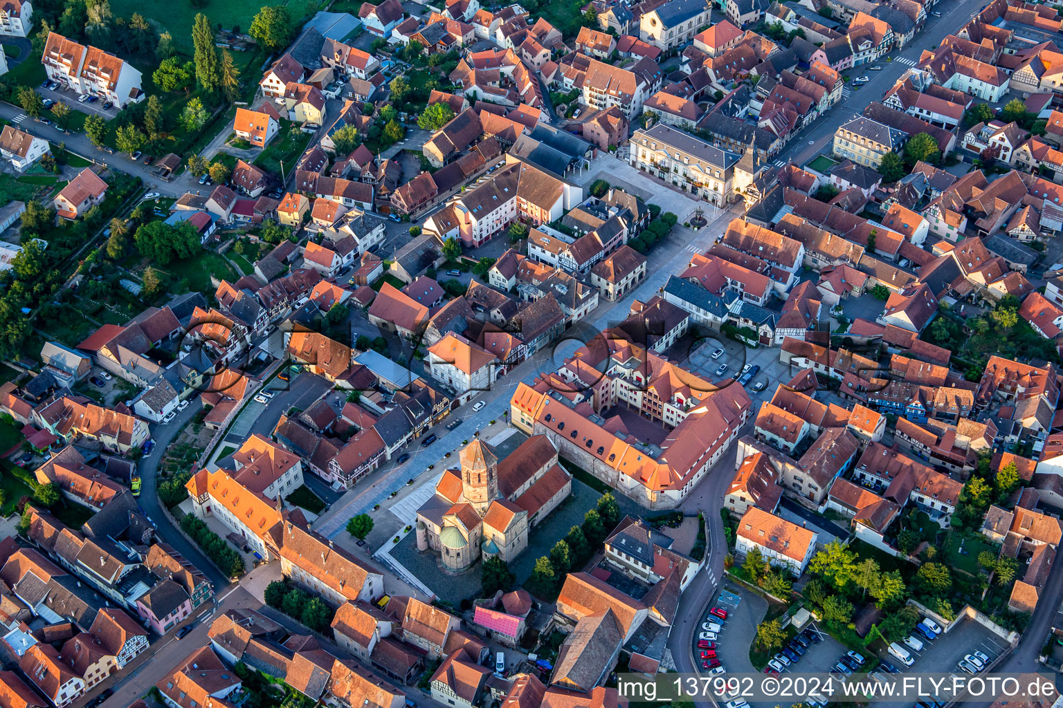 Vue aérienne de Rue du Gén de Gaulle avec Porte basse ou Porte de la Vierge, Tour de l'Ecole, Tour de l'Horloge ou Zittgloeckel à Rosheim dans le département Bas Rhin, France