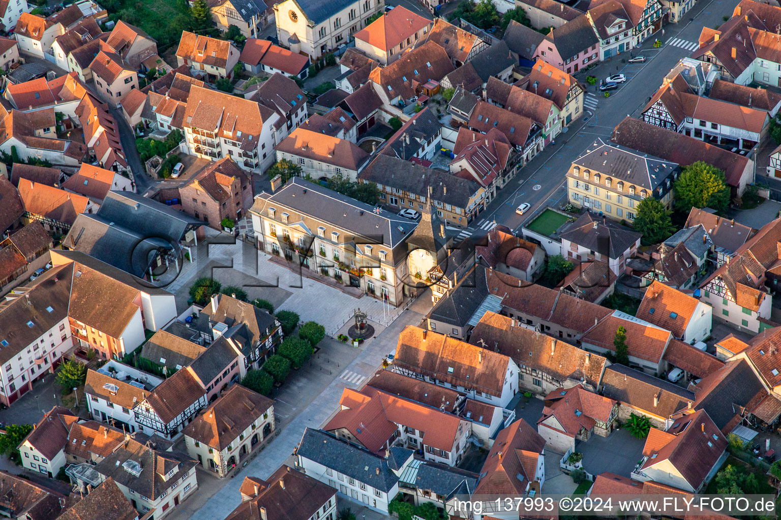 Vue aérienne de Mairie de Rosheim et Tour de l'Horloge ou Zittgloeckel à Rosheim dans le département Bas Rhin, France