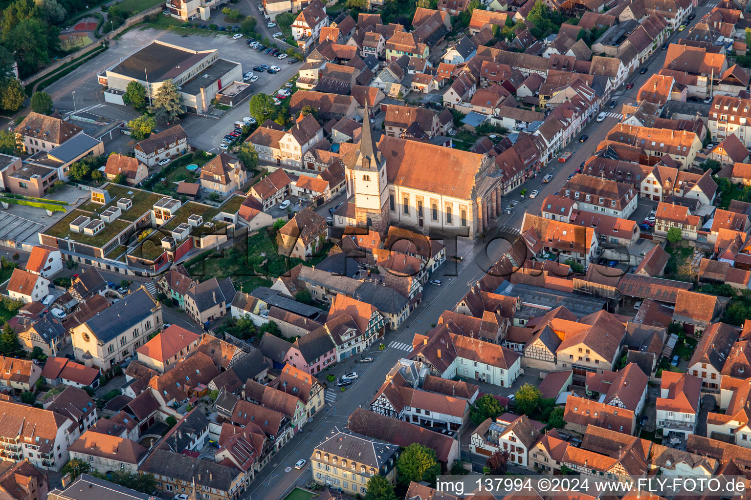 Vue aérienne de Rue du Gén de Gaulle avec l'Eglise catholique Saint-Etienne à Rosheim dans le département Bas Rhin, France