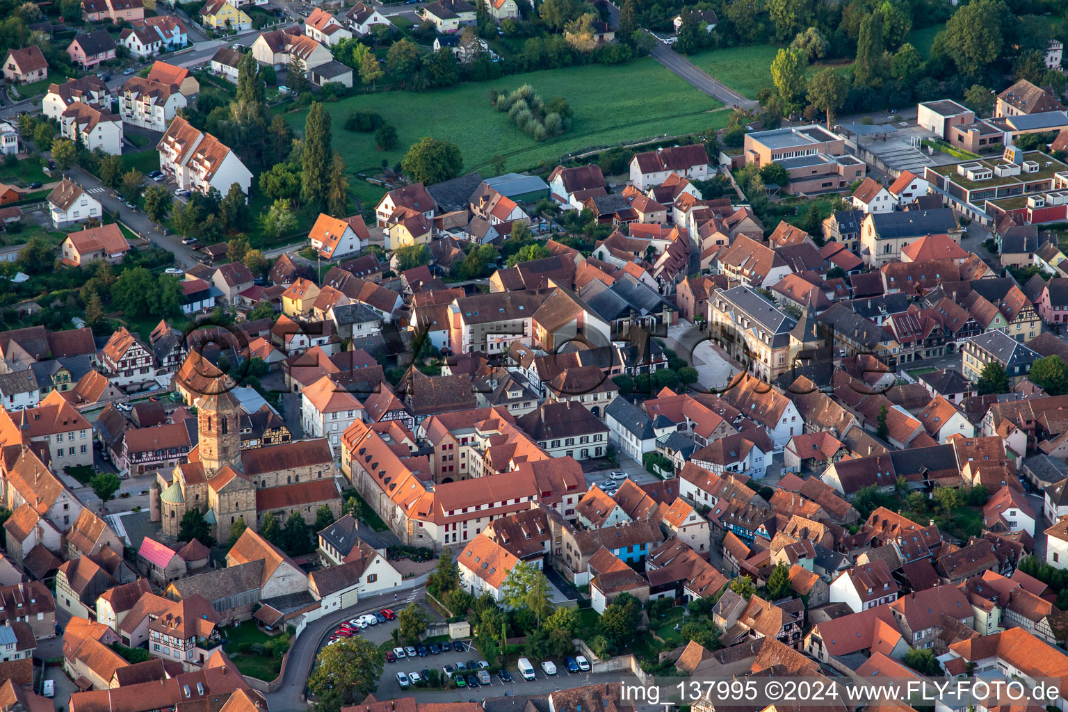 Vue aérienne de Église Saints-Pierre-et-Paul à Rosheim dans le département Bas Rhin, France