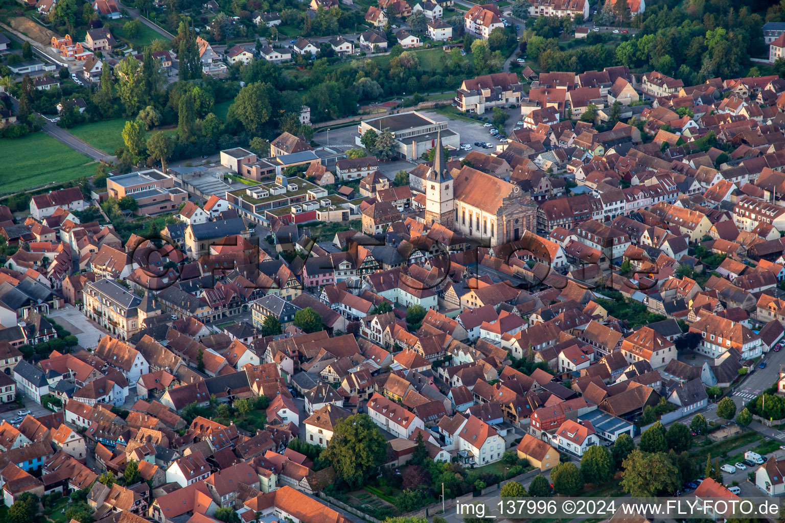 Vue aérienne de Rue du Gén de Gaulle avec l'église catholique Saint-Etienne du nord-est à Rosheim dans le département Bas Rhin, France