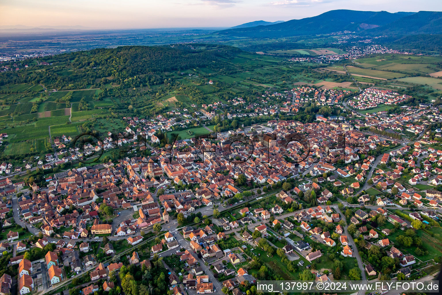 Vue aérienne de Du nord à Rosheim dans le département Bas Rhin, France