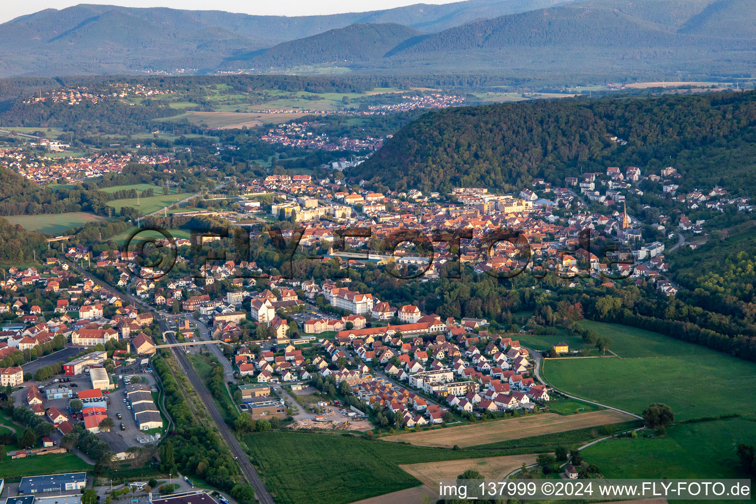 Vue aérienne de De l'est à Mutzig dans le département Bas Rhin, France