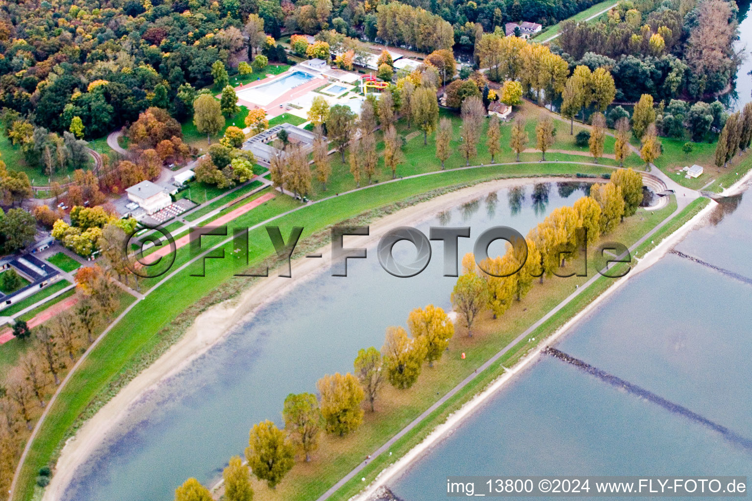 Vue aérienne de Rappenwörth Rheinstrandbad à le quartier Daxlanden in Karlsruhe dans le département Bade-Wurtemberg, Allemagne