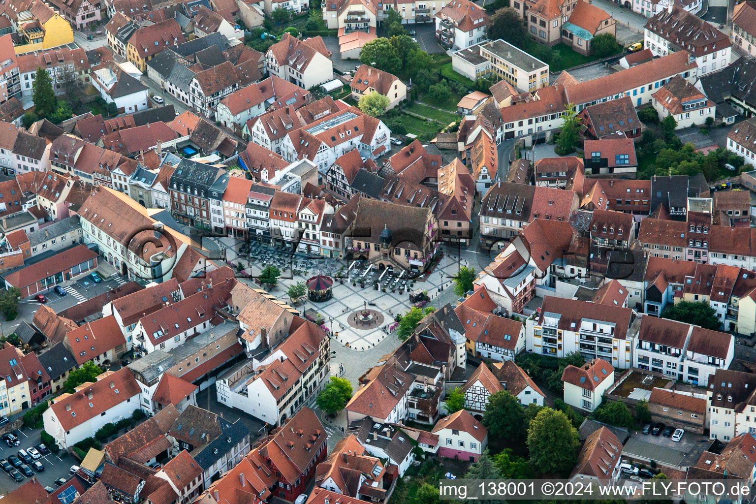 Vue aérienne de Place de l'Hôtel de Ville à Molsheim dans le département Bas Rhin, France