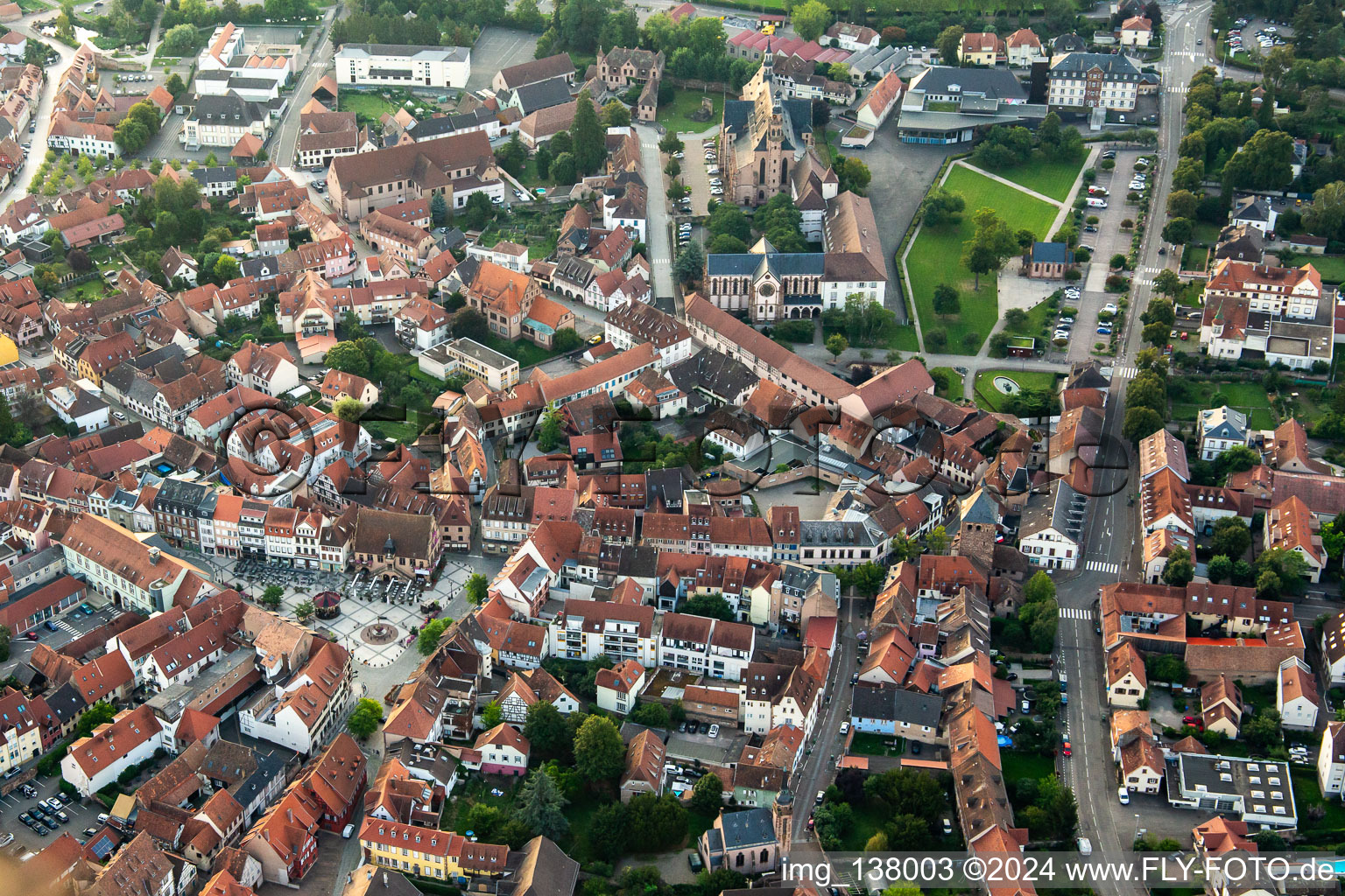 Vue aérienne de Place de l'Hôtel de Ville à Molsheim dans le département Bas Rhin, France