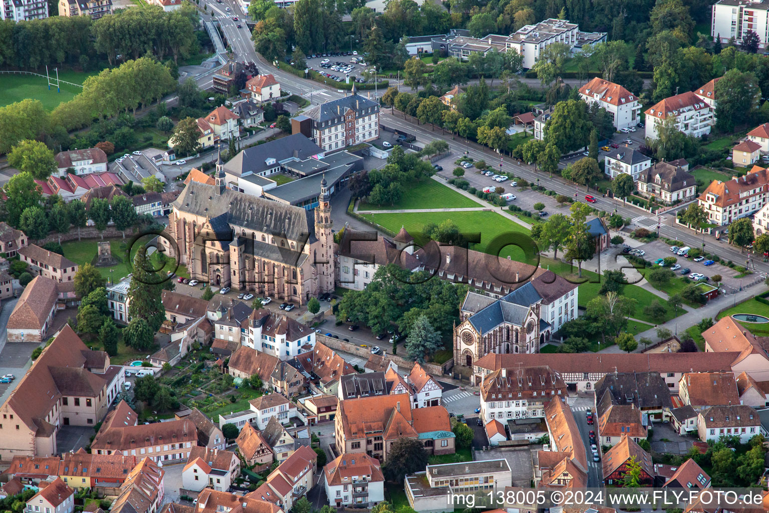 Vue aérienne de Église des Jésuites et Chapelle Notre-Dame de Molsheim au parc des Jésuites à Molsheim dans le département Bas Rhin, France