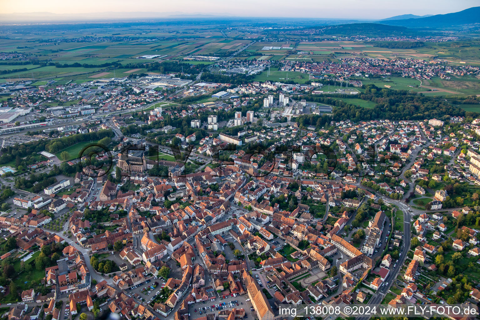 Vue aérienne de Du nord-ouest à Molsheim dans le département Bas Rhin, France