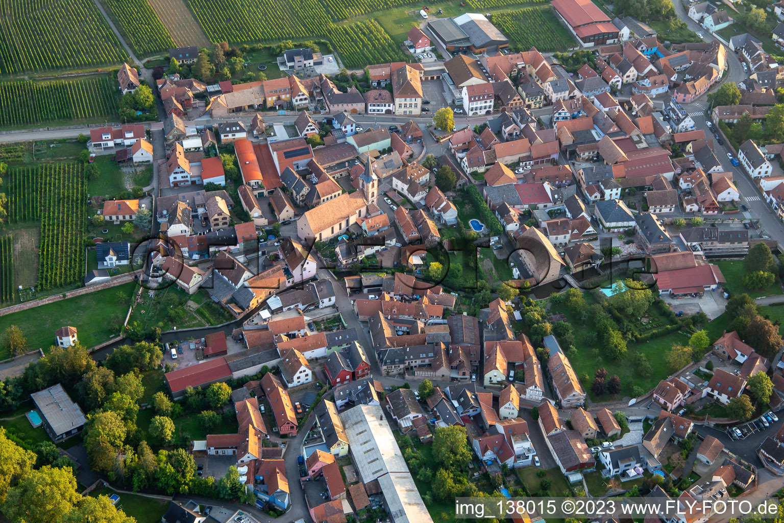 Vue aérienne de Eglise Saint Etienne à Wolxheim dans le département Bas Rhin, France