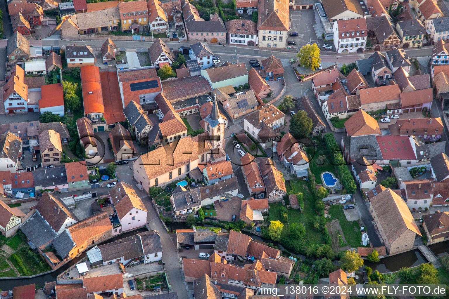 Vue aérienne de Eglise Saint Etienne à Wolxheim dans le département Bas Rhin, France